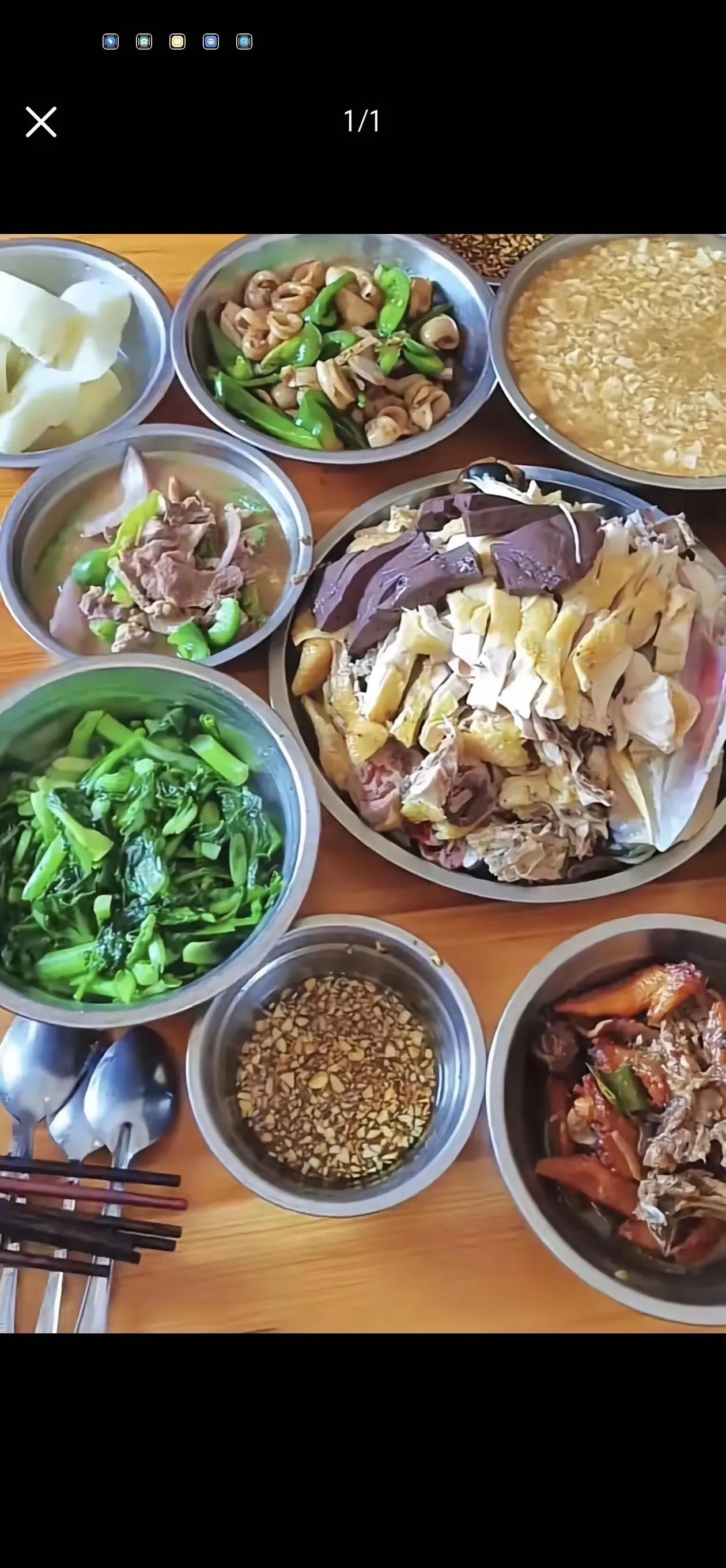 在广东吃白切鸡酱料可以没有香菜但是一定要有沙姜，沙姜配白切鸡才是有灵魂的。

而