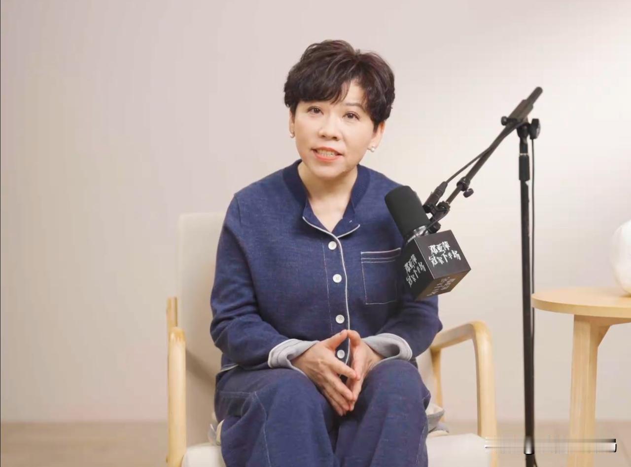 53岁邓亚萍转型主持人，首期节目红了眼眶：医生说我继续练，下半辈子要坐轮椅。

