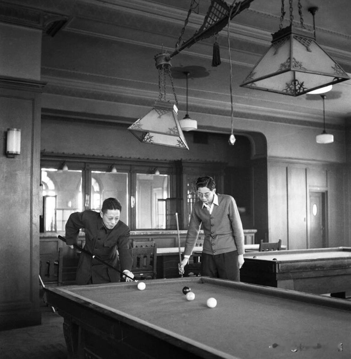 1949年初，一批民主人士从香港等地辗转抵达东北解放区，在沈阳等待赴北平参加新政