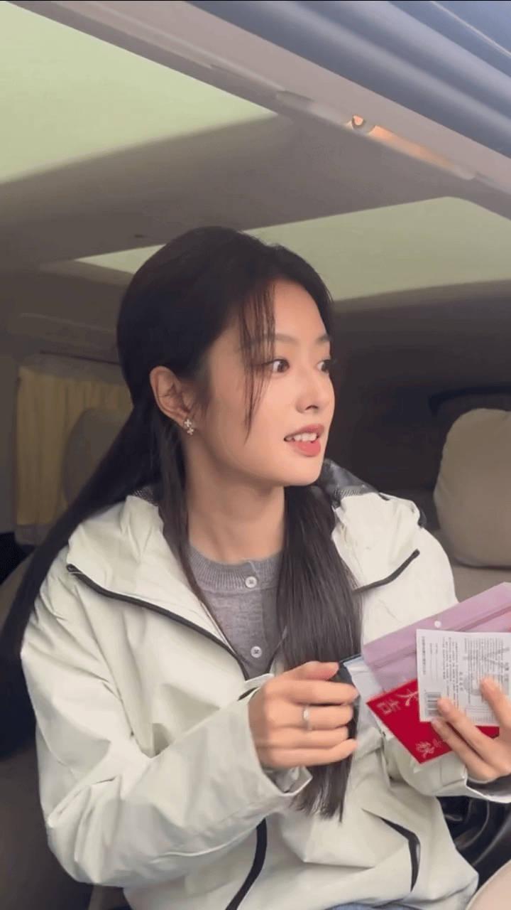 离徐若晗最近的一次 救命！我今天跟徐若晗说了句话！她穿杏色风衣，站在门口等车，我