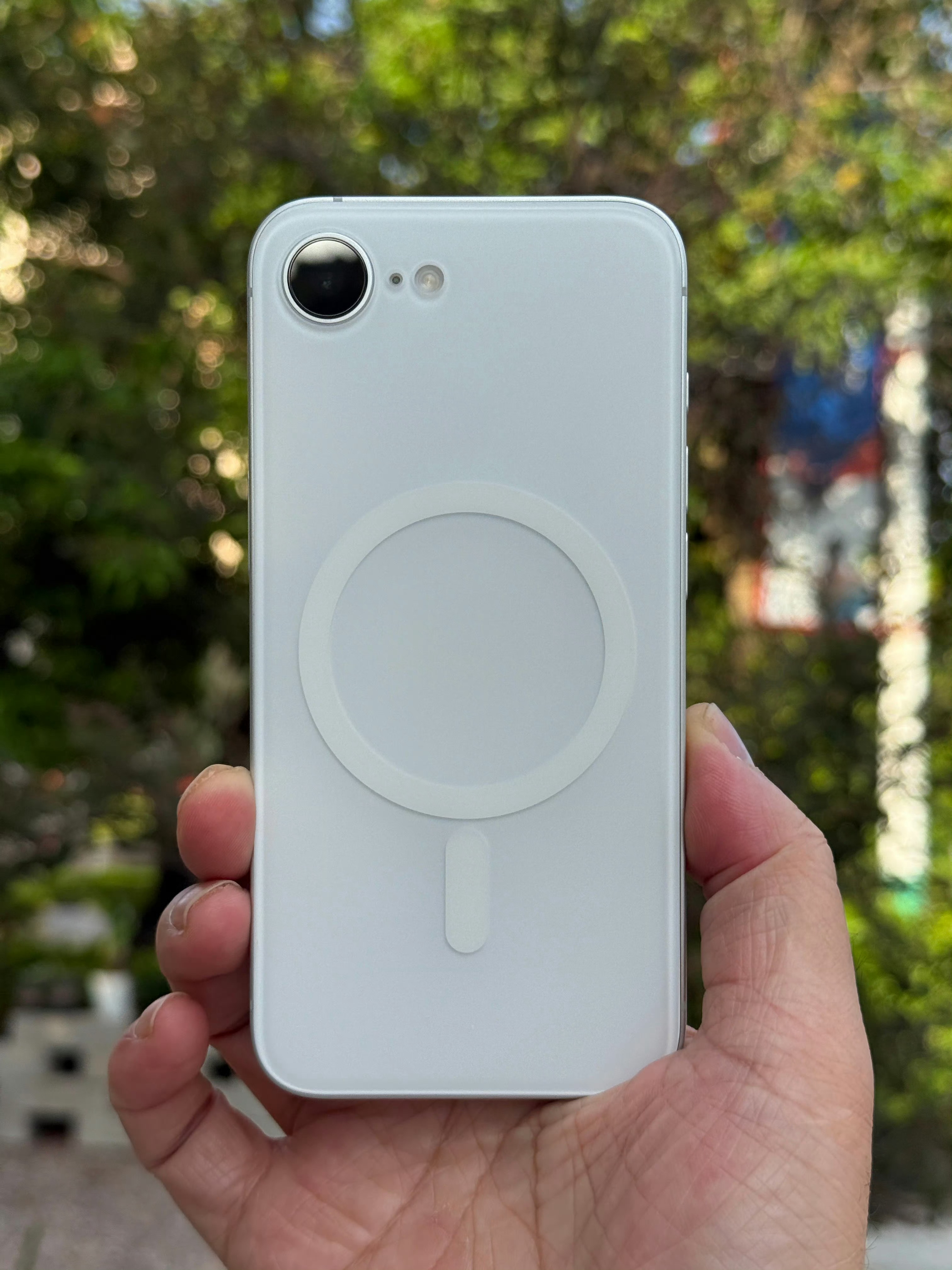 去年我就在思考，手机除了裸机和贴膜戴壳这两种选择之外，有没有另一种选择。然后我就