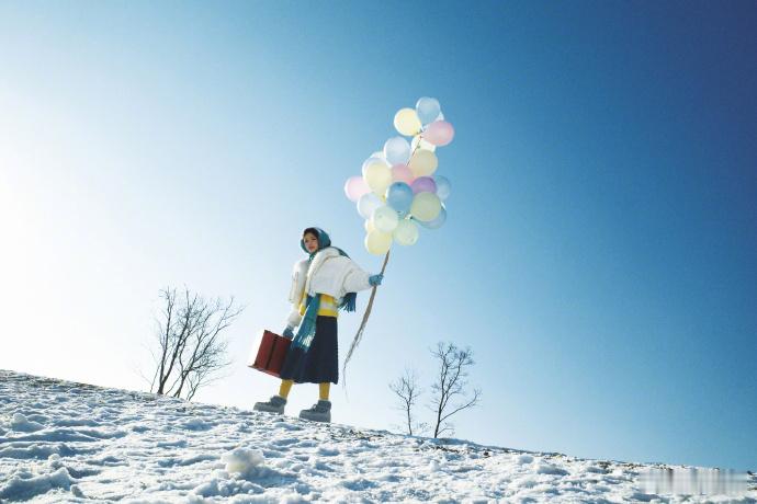 林允拥抱灿烂的风和雪林允拥抱灿烂的风和雪真的是太有氛围感了呀，拍的神图真的好美呀
