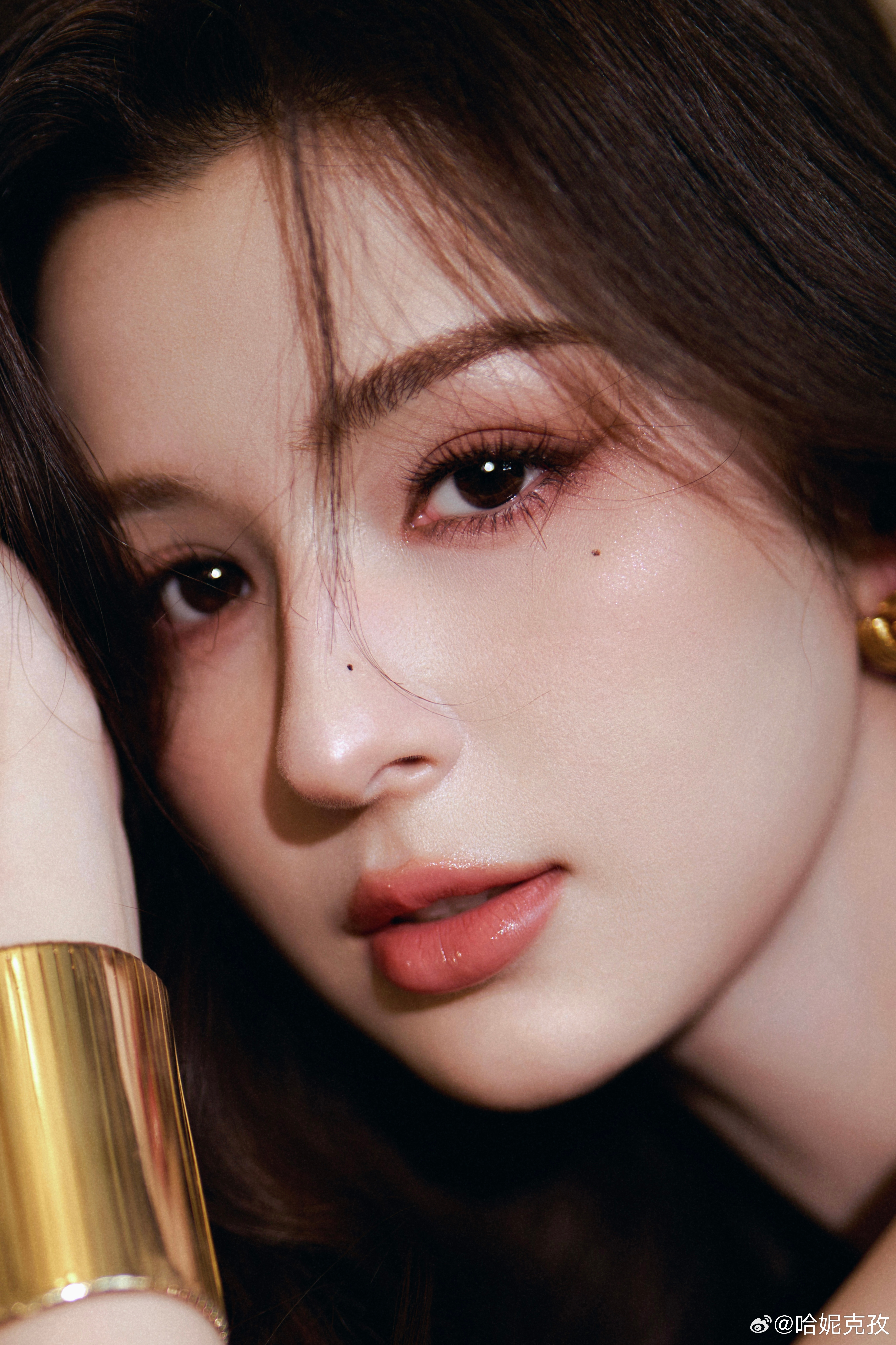 哈妮克孜 明黄吊带裙裹着一身热辣，是不被定义的明艳与风情。 