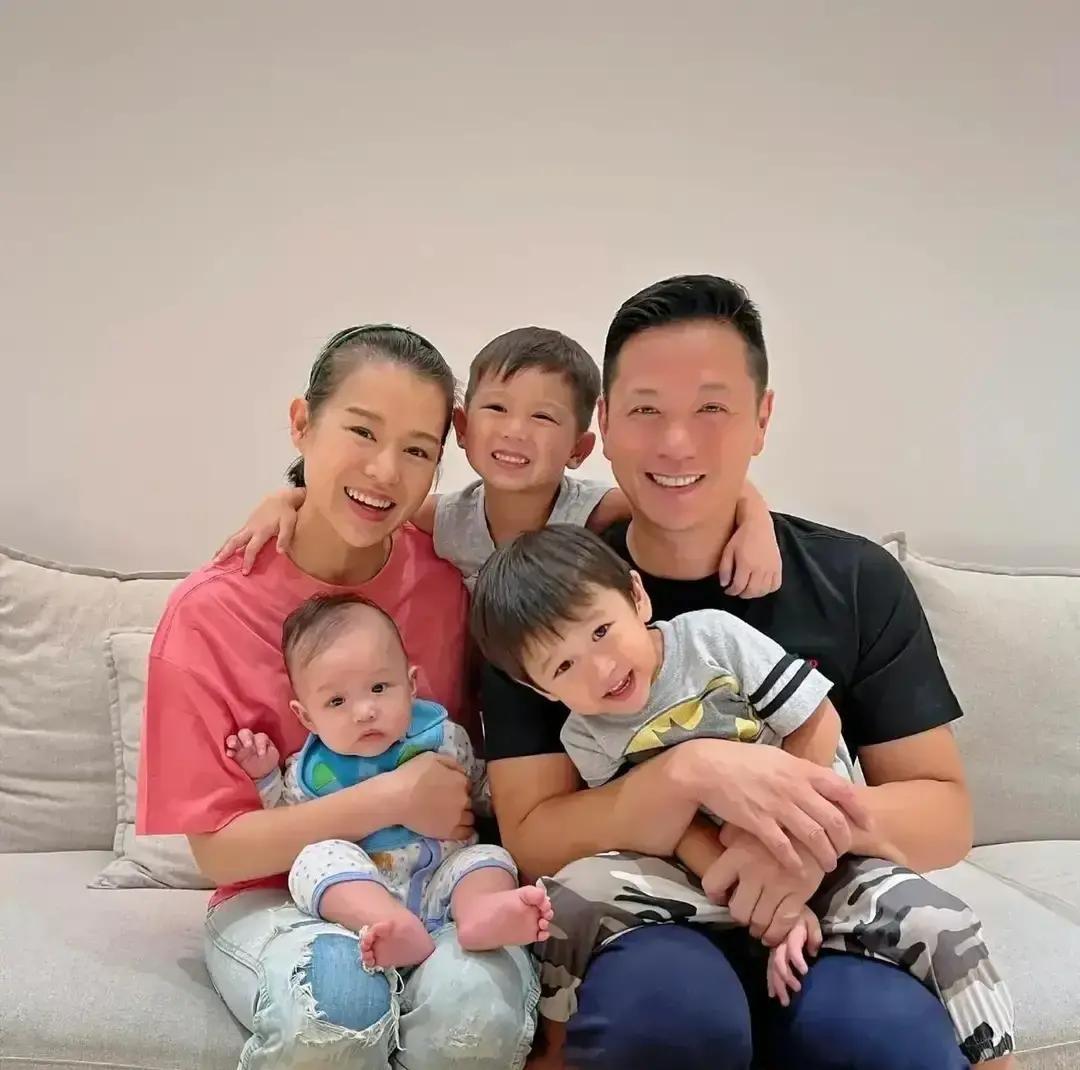 张颂文被狗仔拍到在剧组门口蹲着喂流浪猫，一碗白米饭拌点汤，蹲那十几分钟。
狗仔标