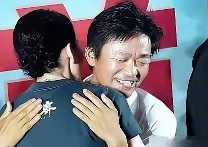 迎上去的王宝强张开了胳膊, 这情形之下陈道明侧身让开, 那一瞬间, 空气都变得僵