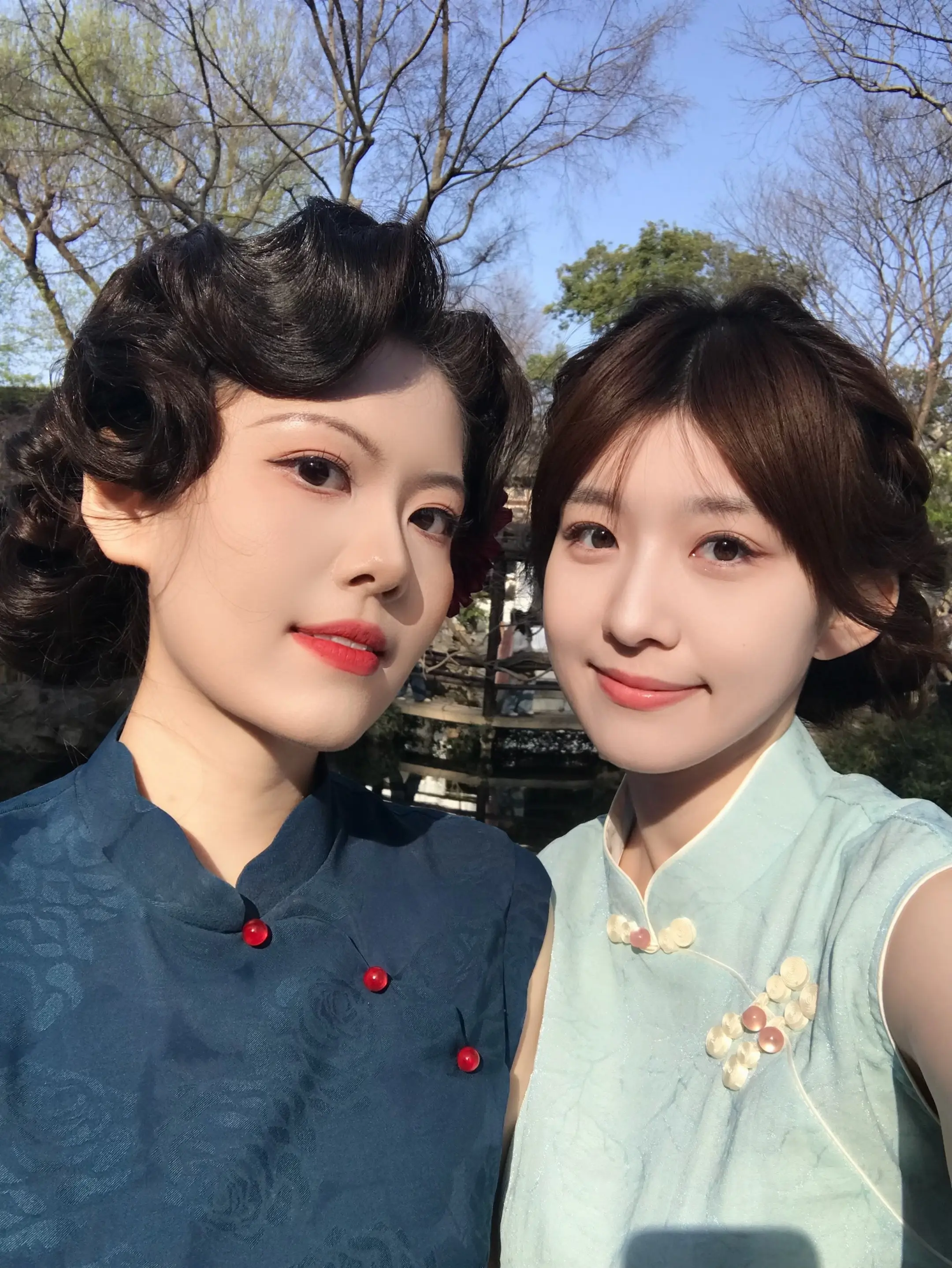 宵同梦，晓同妆，镜里花容并蒂芳。