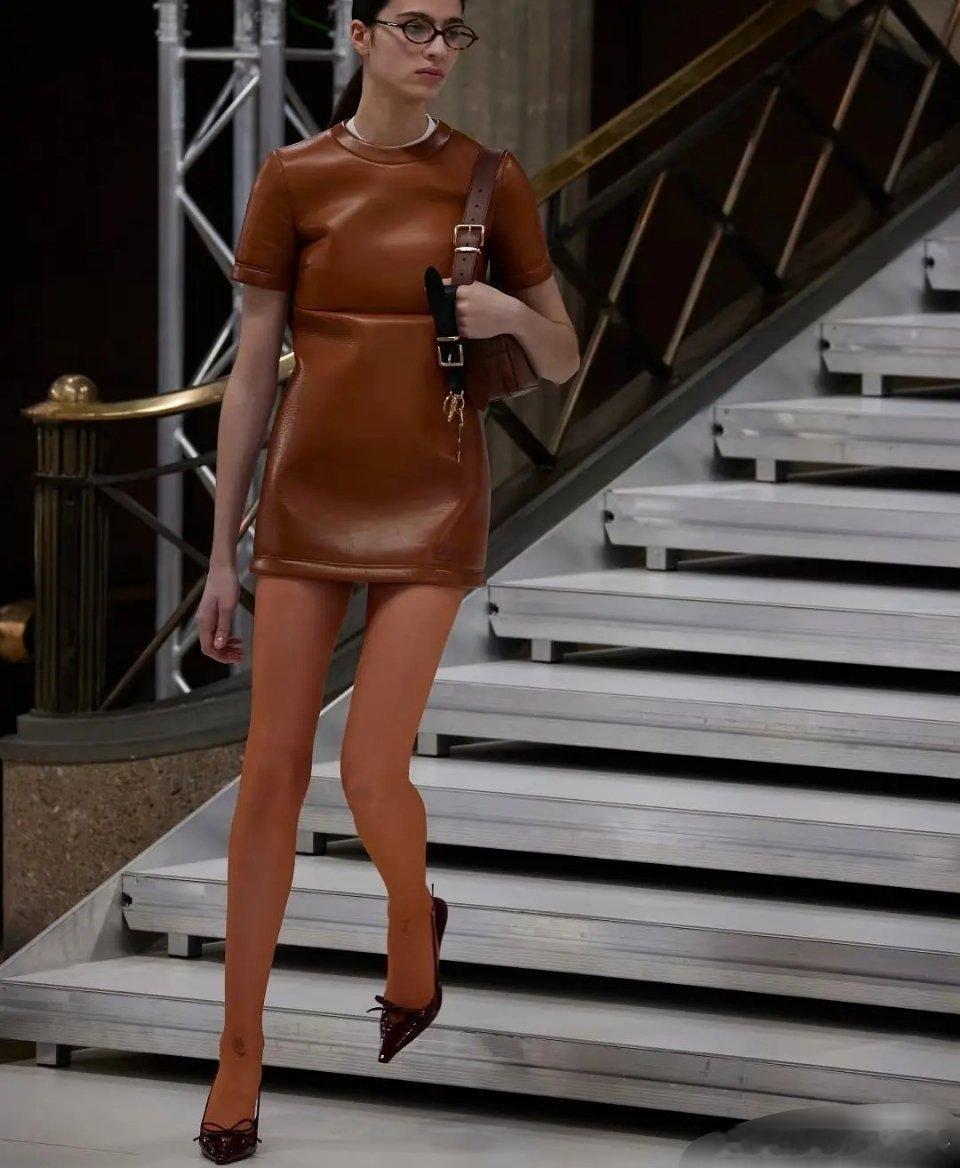 MiuMiu的蟑螂服还是更适合高妹穿啊！ 