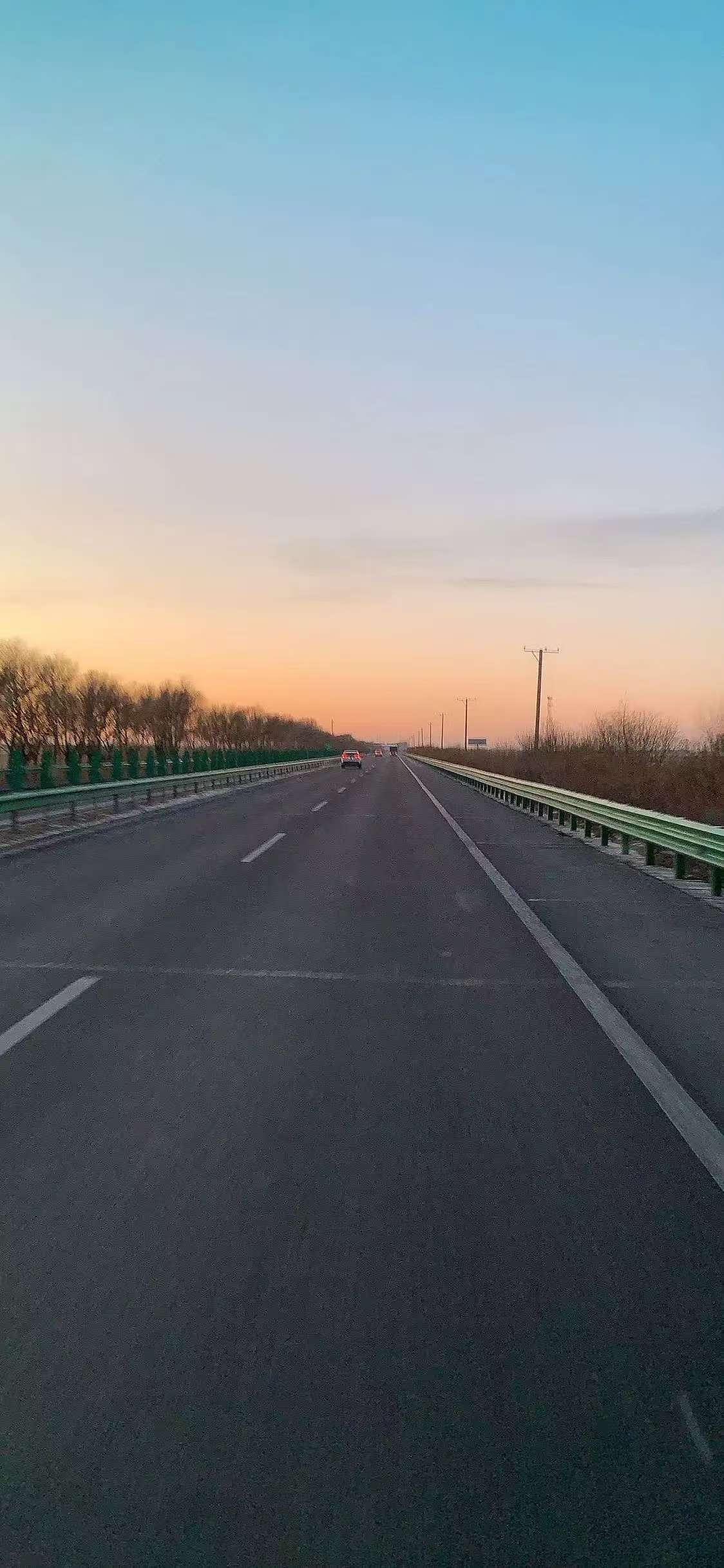 怎么单亲家庭就要被区别对待吗？像单亲家庭，离异后的女人总还是被区别对待，一些人嘴