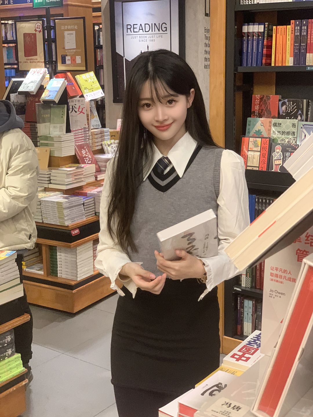 书店里的温柔姐姐📓书店拍照好有氛围感！