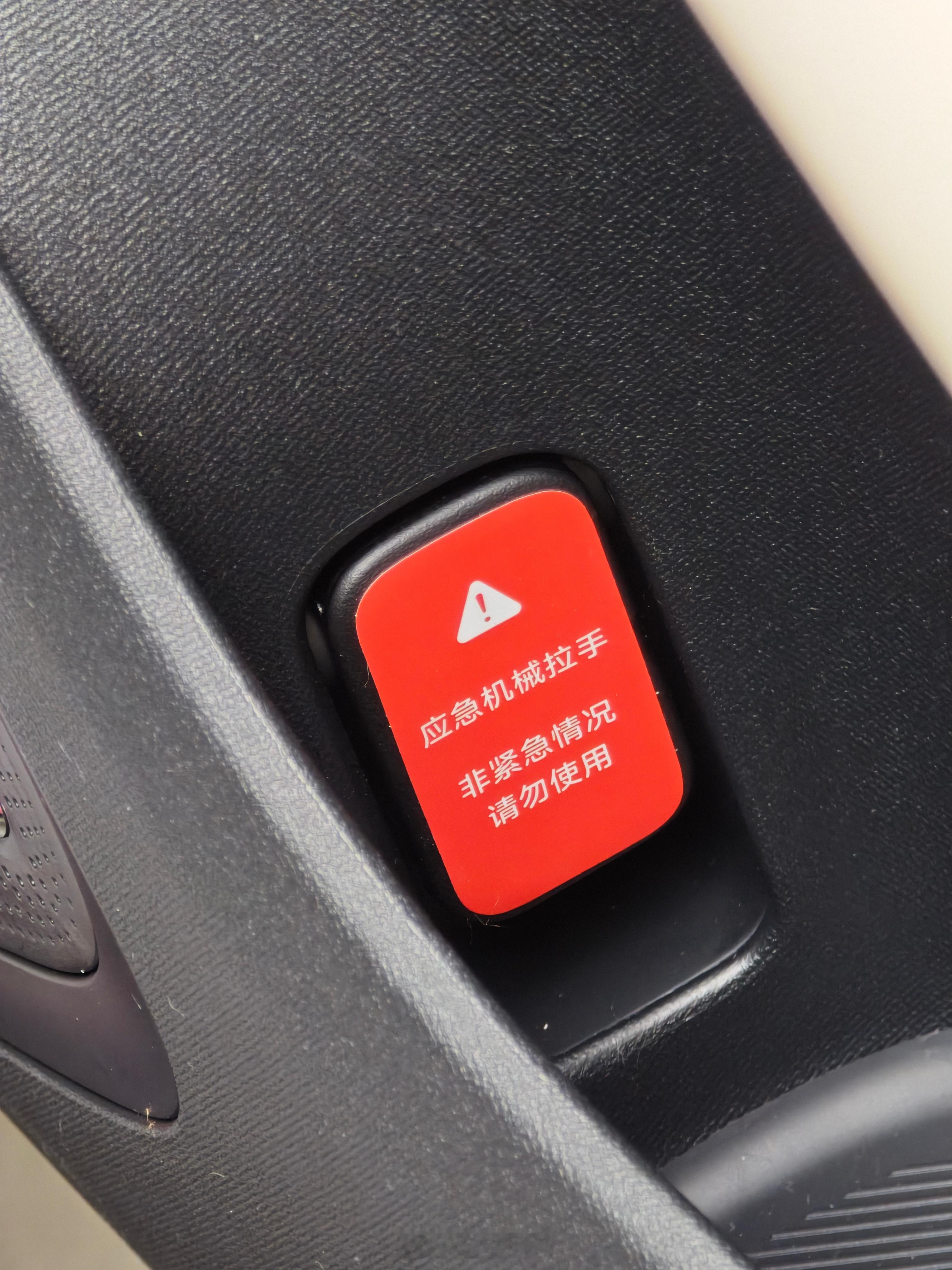在楼下的米车店看了看展车，SU7内部的机械门把手现在全部贴上了橙红色标签，同时展