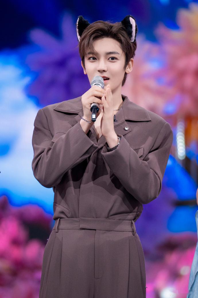 侯明昊你好星期六猫耳造型侯明昊你好星期六猫耳造型，就这个小侯萌啊，期待今晚节目的