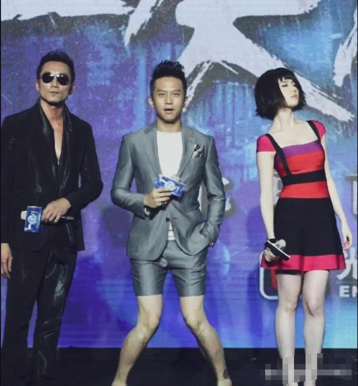 邓超搞怪名场面，时而大笑、时而叉腿摆搞怪姿势，真是完全放飞自我。