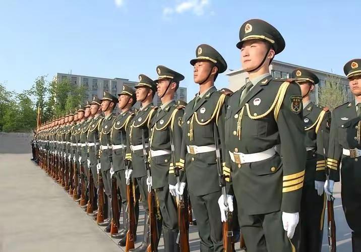 ： 一身戎装，一腔赤诚，这就是中国军人的模样，帅到骨子里！🇨🇳