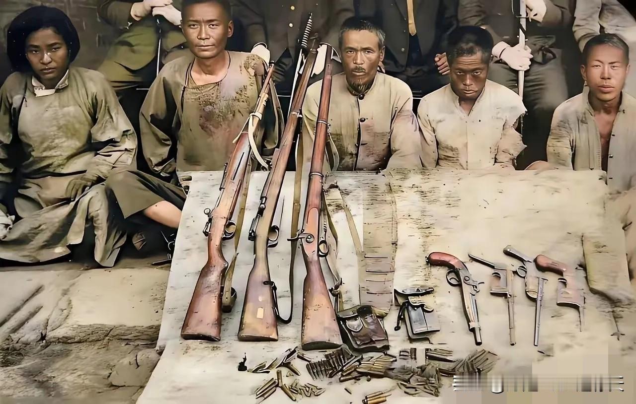 1938年，五位东北抗日义勇军被日军抓获，拍照片后被残杀害。其中一名是女英雄。 