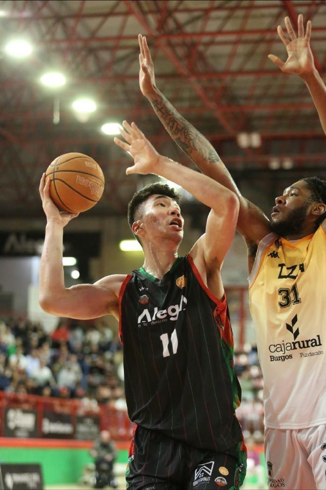 余嘉豪真的令人感动。

今天凌晨，西乙联赛22轮，Cantabria77比83不