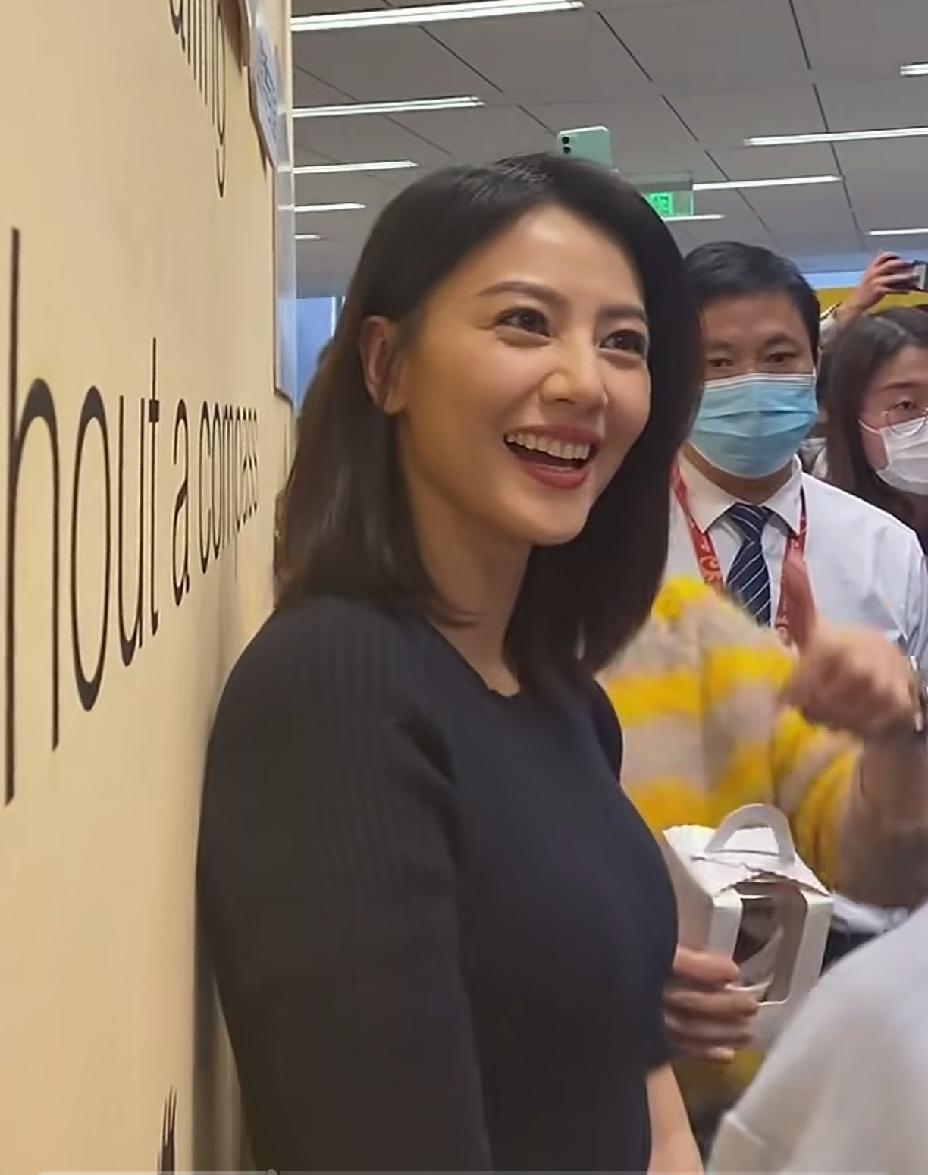 高圆圆素颜都是这么美，她才是真正的大美女，五官大气又不失精致。没有一点瑕疵。