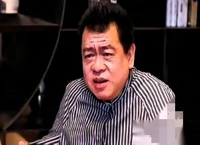 突然想到，娱乐圈的“消失术”真是炉火纯青。
 
一个当红女演员，海报还在各大城市