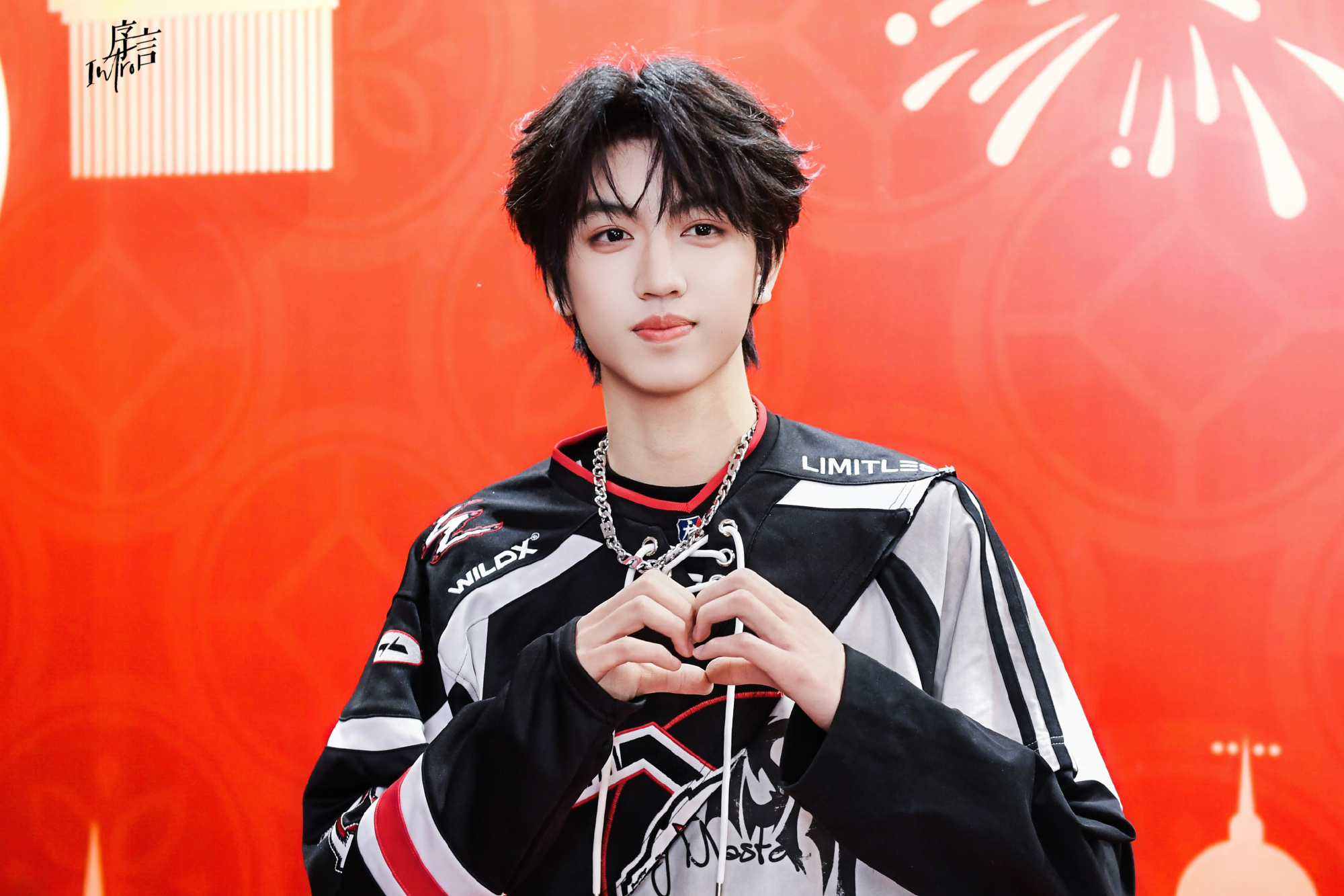 张桂源川渝春晚饭拍张桂源川渝春晚饭拍来啦！谁还没有看的舞台表现呢？赛车服卫衣造型