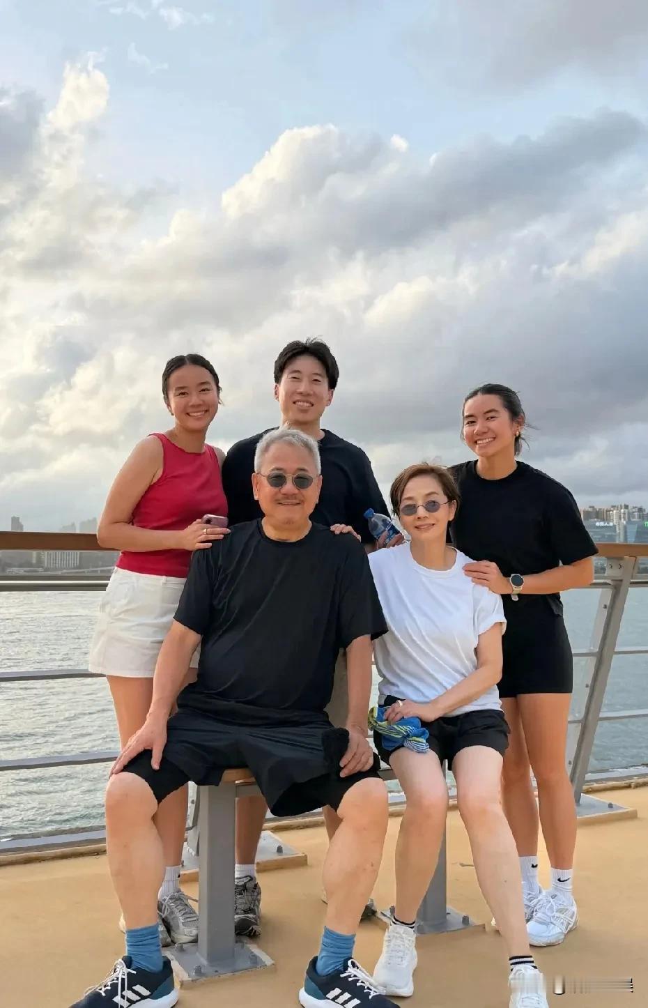 港星毛舜筠，父亲节晒全家福合照，华裔女婿也一同现身。
66岁的毛舜筠，白色T恤配