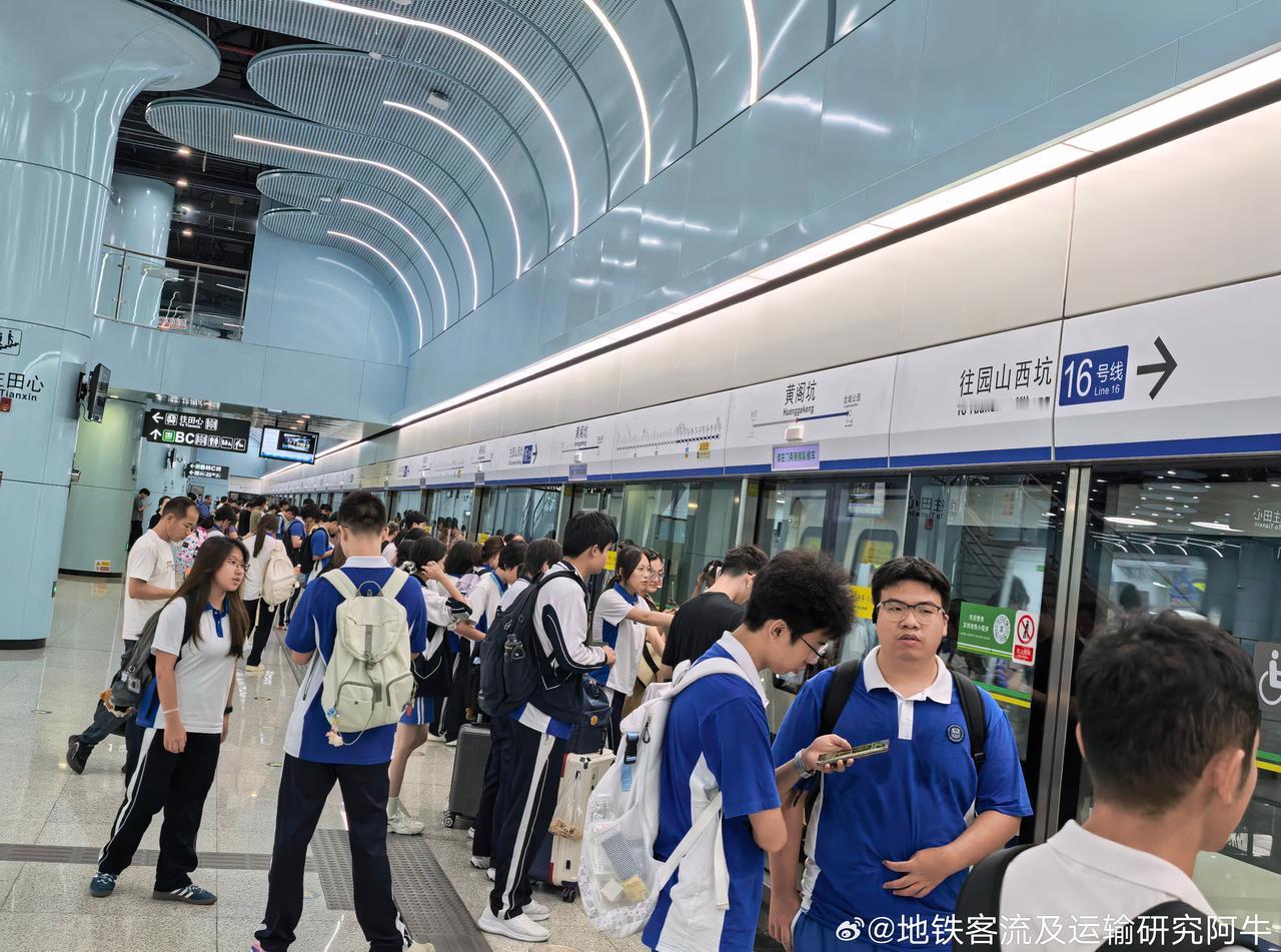 网友：2025-09-26（周五，晴间多云）17：15，深圳地铁16号线西行，黄
