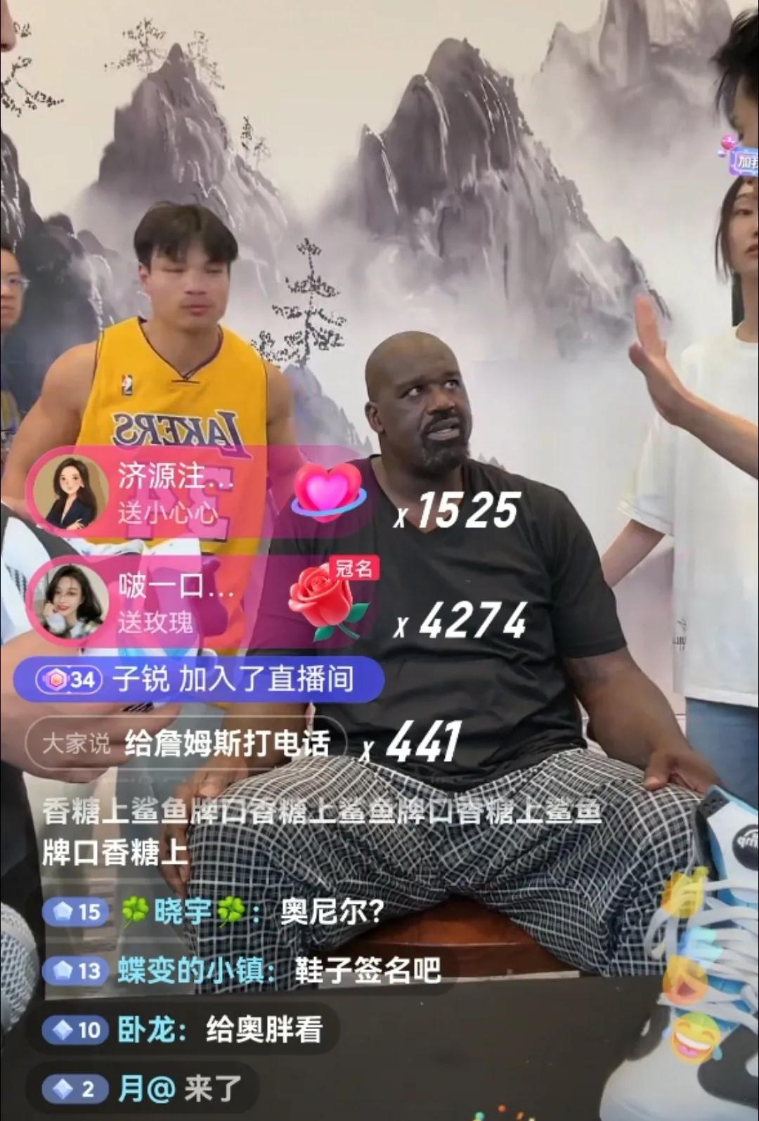 奥尼尔被迫营业，在小杨哥直播间显得有些闷闷不乐！

NBA超级球星奥尼尔在小杨哥