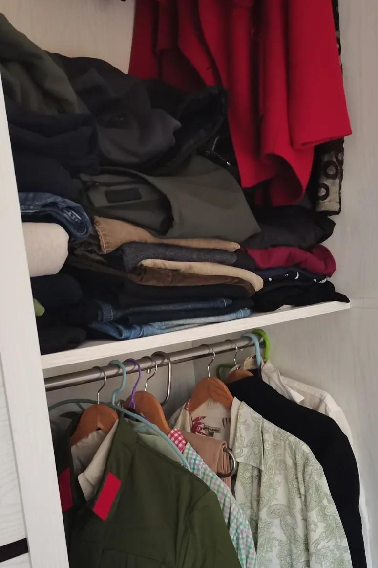 我这几年不买穿的了，在早，经常扔衣服，也经常把衣服送人，现在，还剩下好几柜子，这