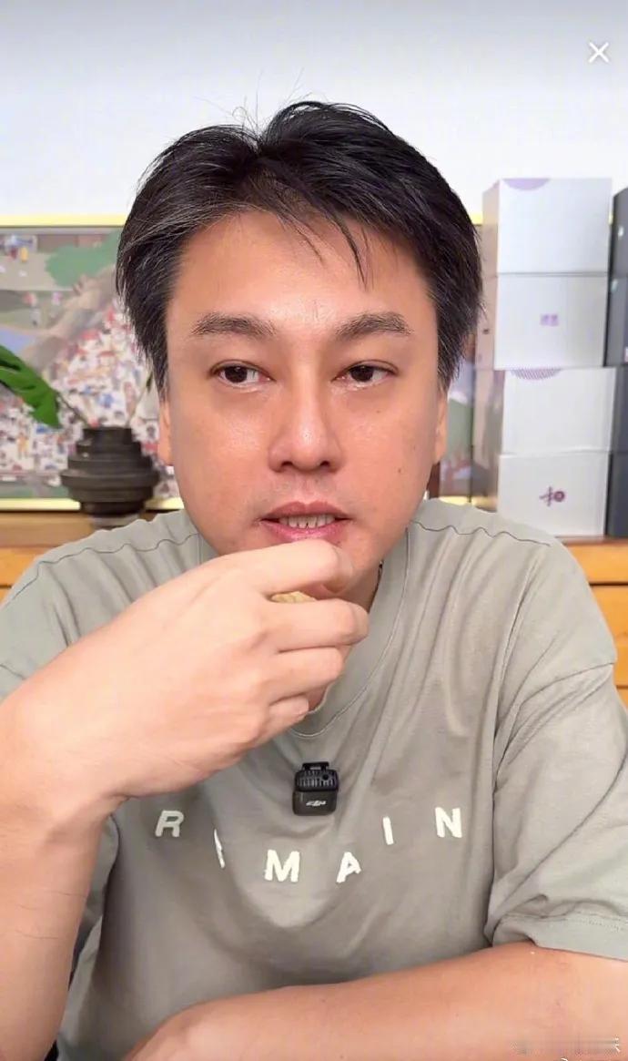 朱孝天“删友风波”：直率言论引发热议

近日，朱孝天在直播中自曝已删除贾玲微信，