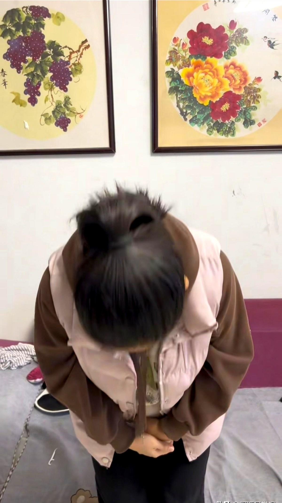 拿家里人拍视频，到底该不该？

网红欣欣姐姐最近因为拍家人的视频被很多人说。
