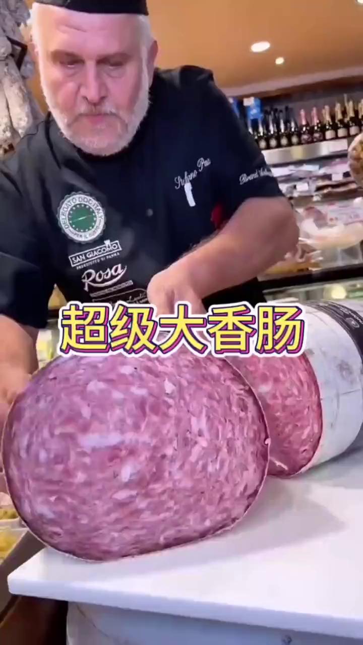 超级大香肠。
第一眼看到时，我还以为这是大冬瓜。直到看到后面时，我就彻底的傻眼了