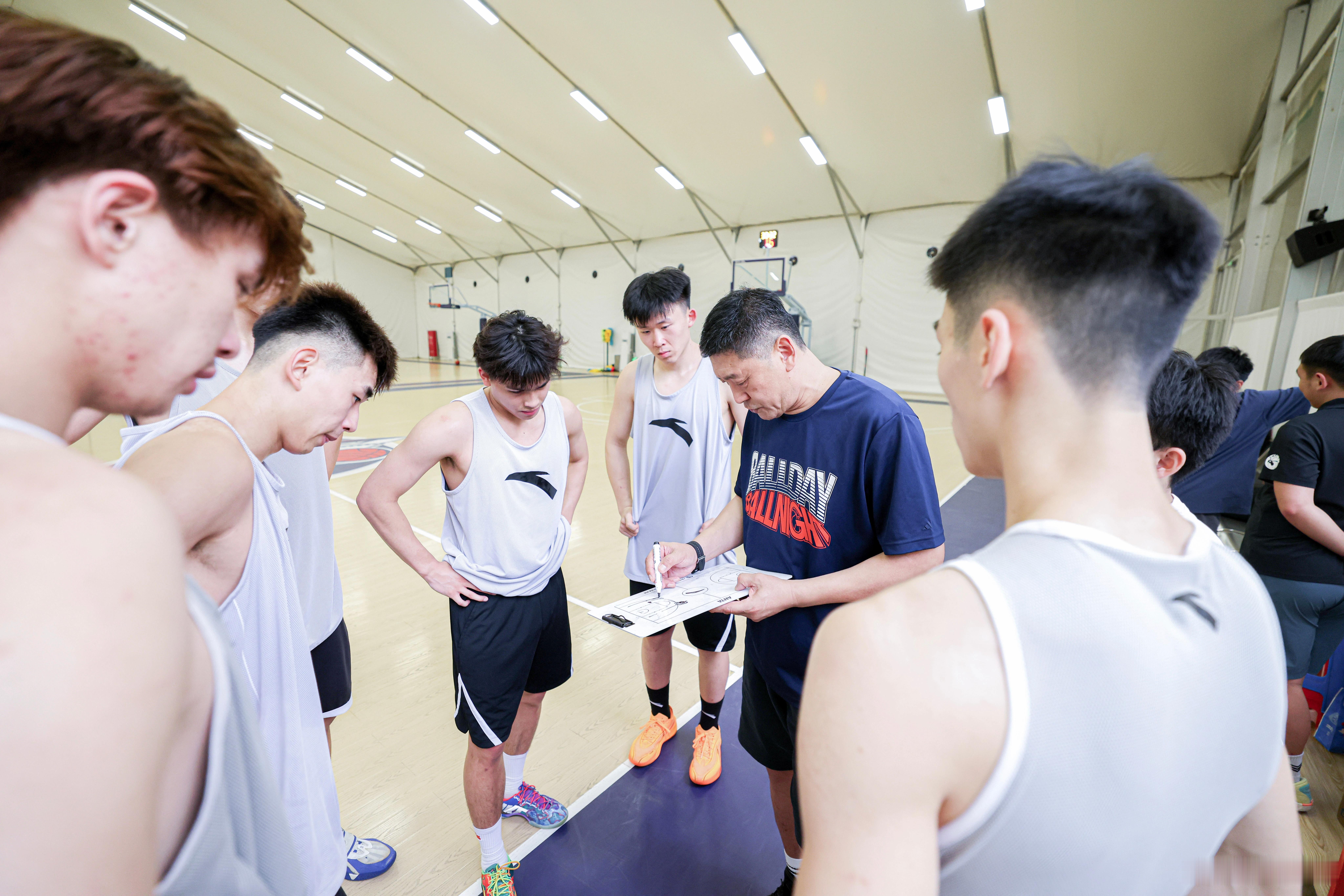 创造历史，王怀玉指导率领的广商男篮击败矿大打进全国八强，前宏远青年队后卫曹梓烽砍