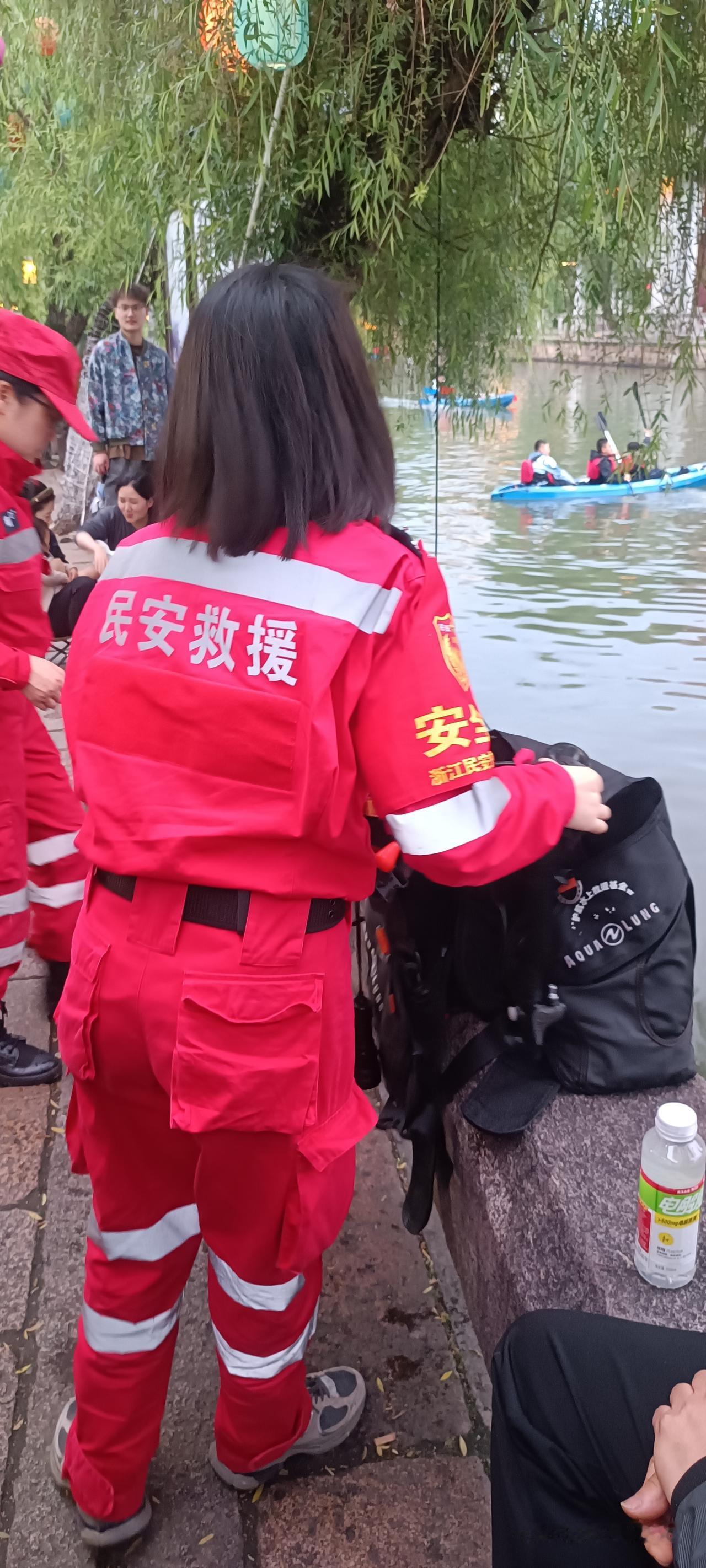 救援免费？
今天在湖州衣裳街闲逛，在霅苕溪边，看到了暖心一幕：一位女游客的苹果手
