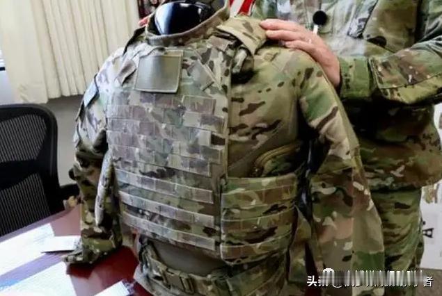 俄罗斯研制出浮动防弹衣。
Bor-M防弹衣是俄罗斯制造的，它可以让战士漂浮在水面