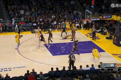 布朗尼单挑奥利尼克后撤步，三分2中2马刺vs湖人