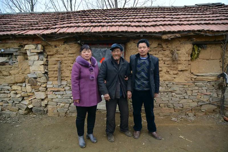 农妇
一年奔波郎在外，
带娃种田又劈柴。
不管挣钱多与少，
敬老抚幼奉献爱。