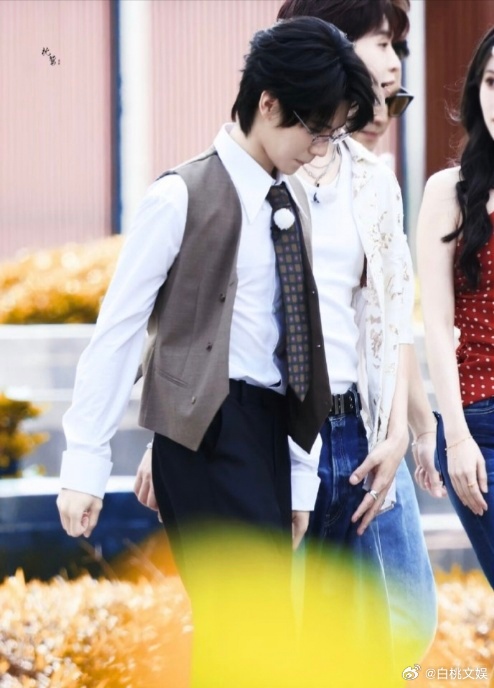 白鹿陈哲远张真源黄子弘凡跑男路透白鹿跑男复古千金风造型奔跑吧 跑男第一次录制这个