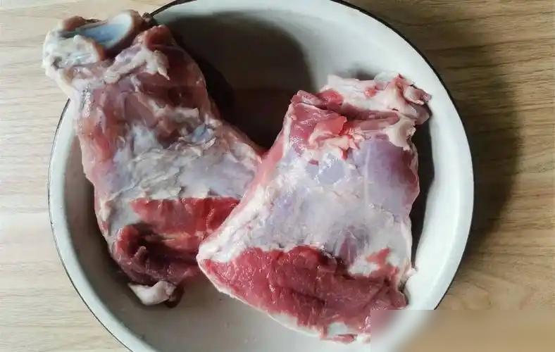 昨天我问我83岁的老爸，我说猪身上骨头肉哪里是最香的？

老爸一拍大腿：“哈拉巴