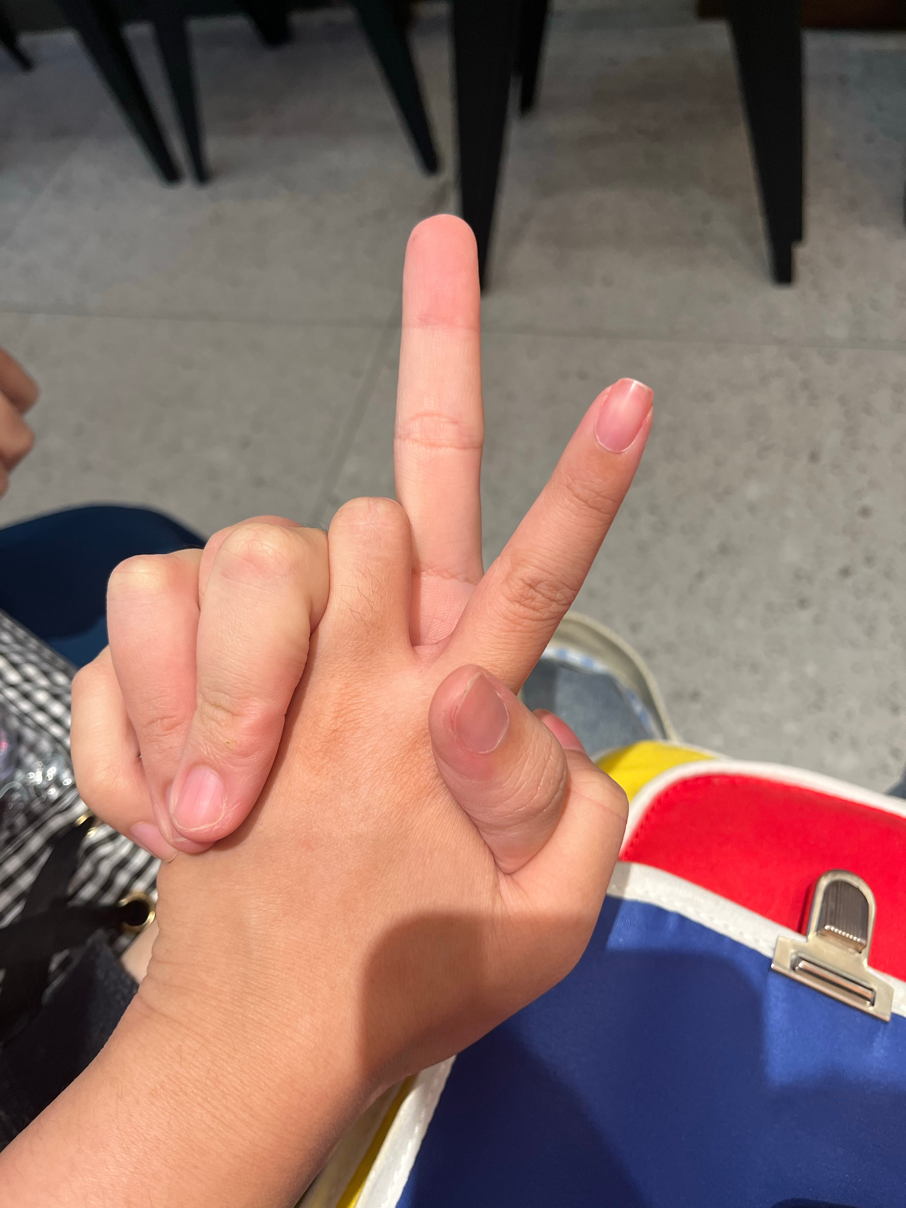 草。。和室友比了最近很流行的那个双人比✌️以后有这种活动我们儿童手指就不参与了