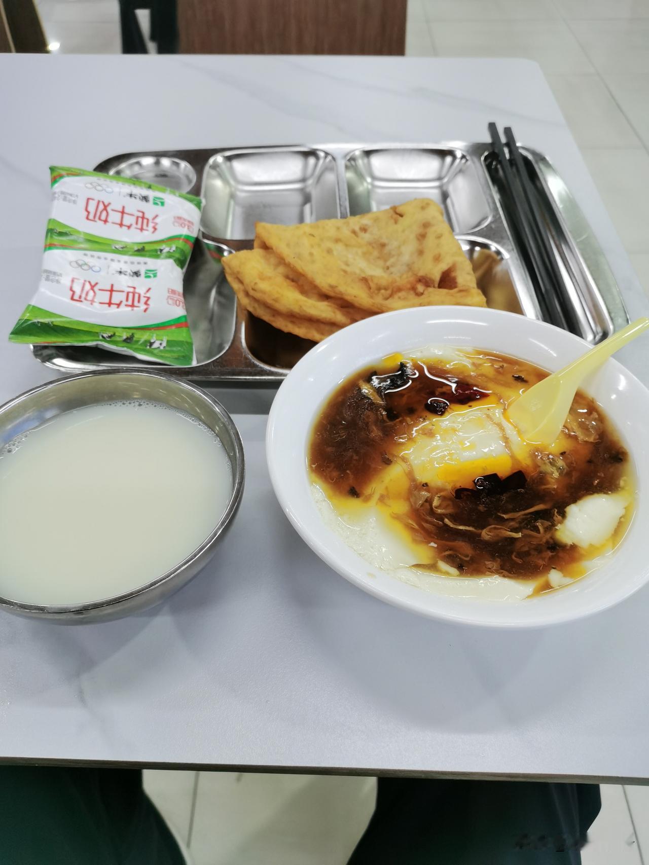 排队打饭，前面的同事反复纠结菜品，
打饭大叔笑道：选择困难不光体现在跳槽，连吃午