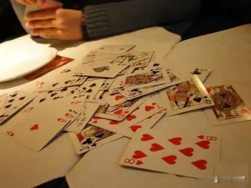 今年过年时出现的一个现象，客观地反映了去年的经济状况。
因为村里娱乐活动匮乏，打