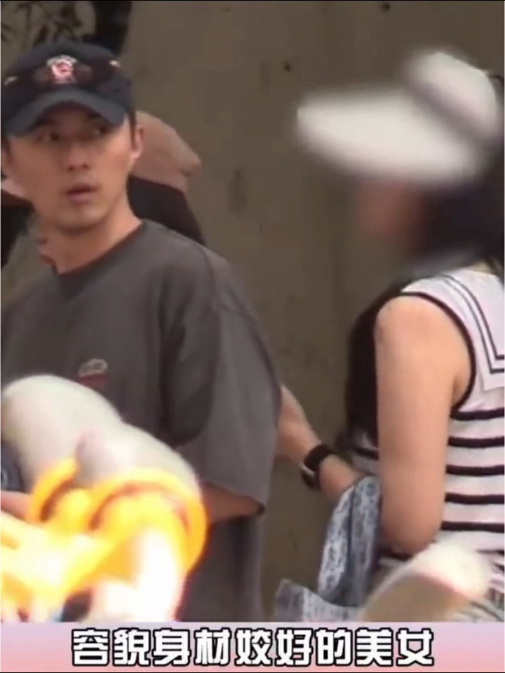 叶祖新已经四十多岁了吧，谈恋爱很正常吧。我印象里他是跟张佳宁谈过，是吧。 
