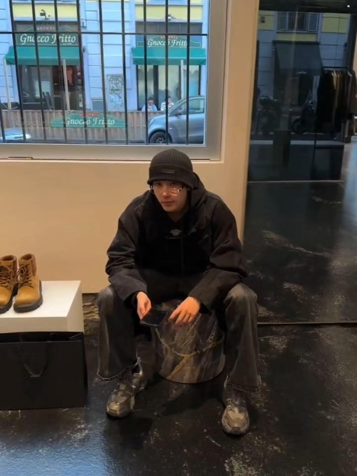 王安宇 当王安宇遇上异国街头，文艺与帅气撞个满怀。步履从容，眼神清澈，在陌生城市