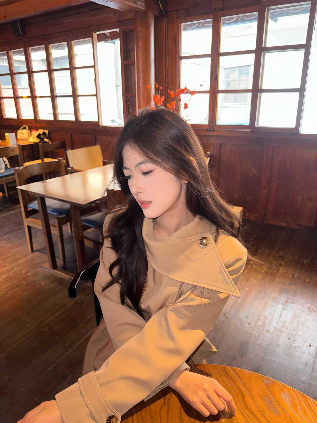 知性美女穿搭分享卡其色风衣是知性气质的绝佳载体，利落翻领与双排扣设计自带干练感，