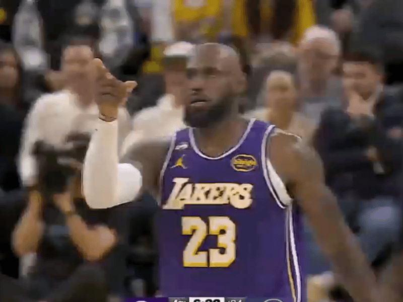 不解风情！
湖人大比分领先无悬念，
詹姆斯故意犯规被换下。

比赛还剩 6 分 