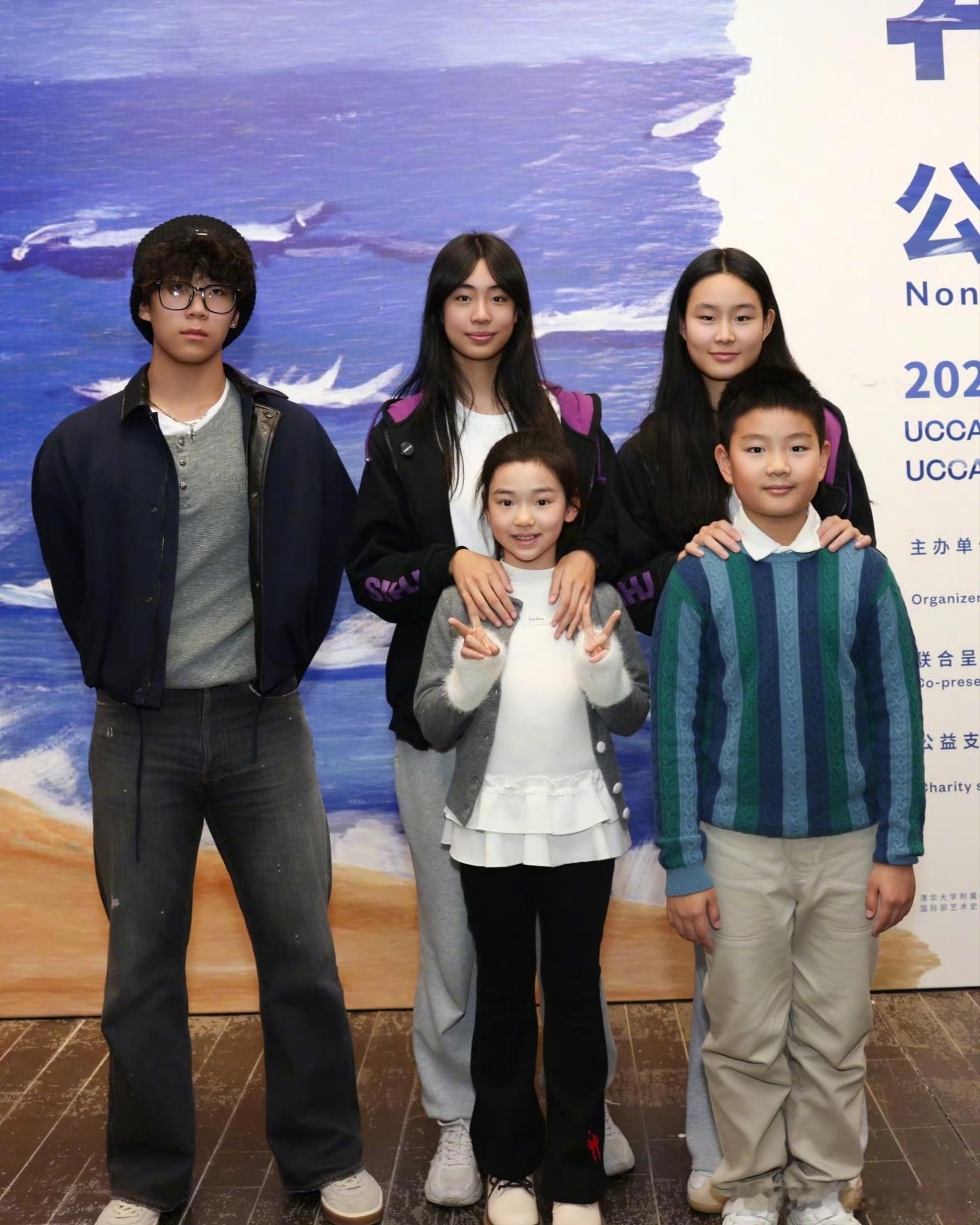 董璇小酒窝现身支持佟大为女儿艺术展佟大为两个女儿身高 董璇小酒窝现身支持佟大为女