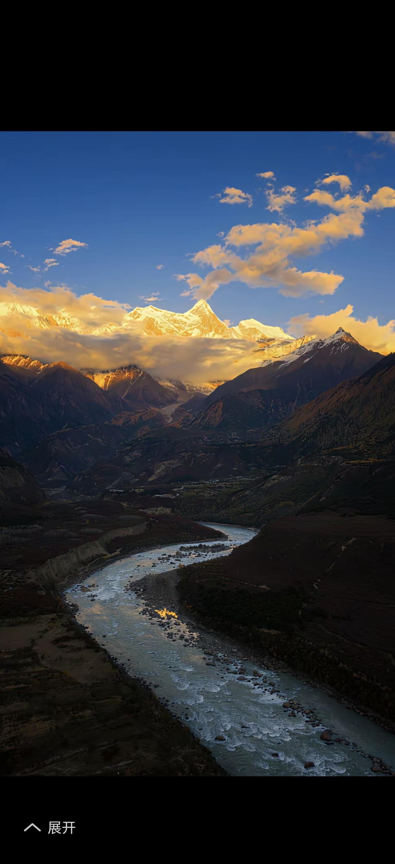 雪山下的河流，静谧而壮丽，大自然的鬼斧神工。