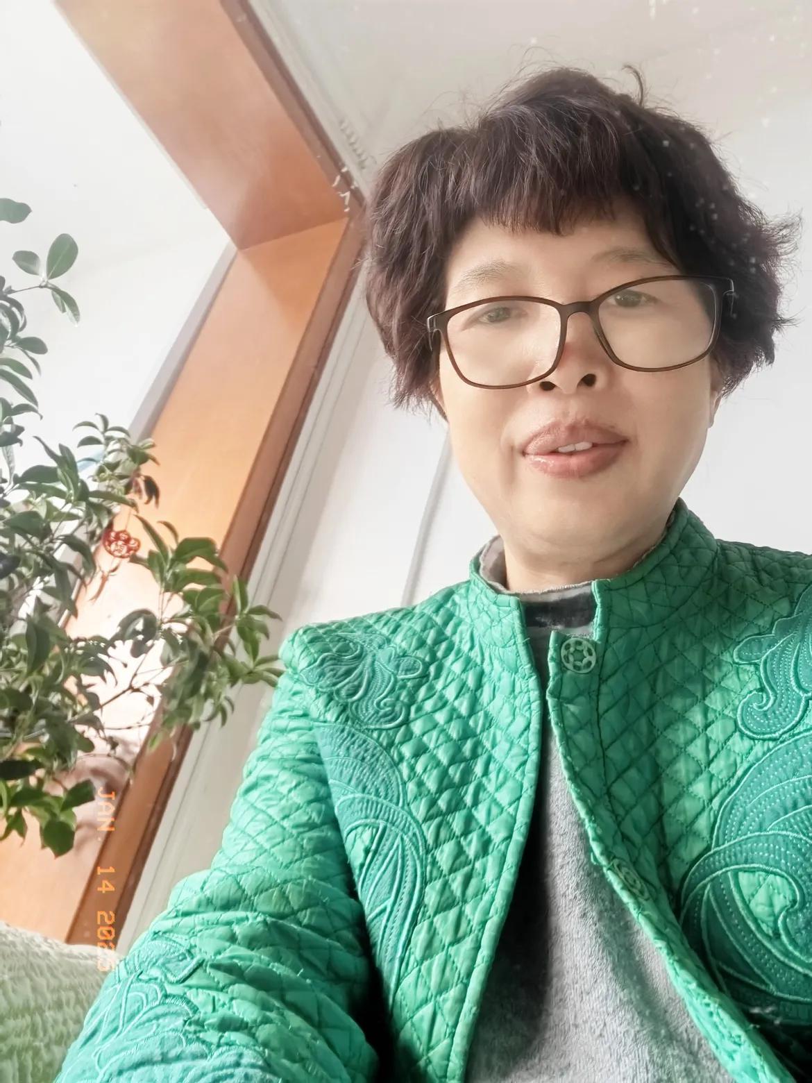 大家衣橱里还有10几年前的衣服吗？
这件绿色长外套是我40岁的时候买的，今年我5