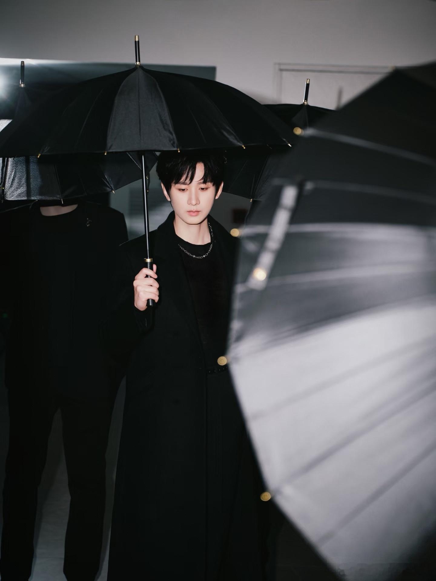 成毅祝你继续奔赴山海“愿我们都能活出自己喜欢的模样，带着热爱与笃定，继续奔赴下一