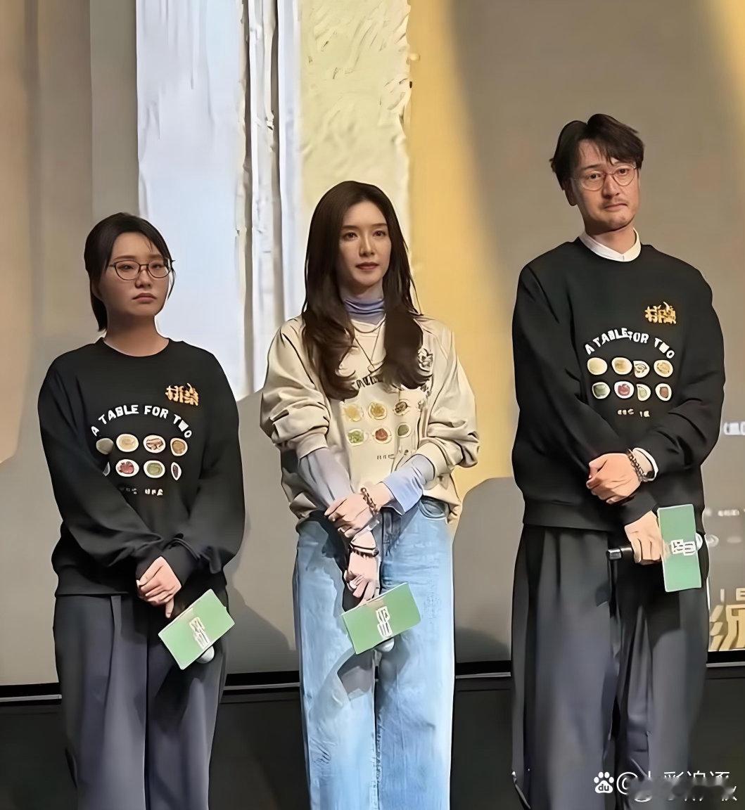 同一件卫衣，李雪琴套上就出门，江疏影硬是往里头塞了件高领薄纱 ​​​