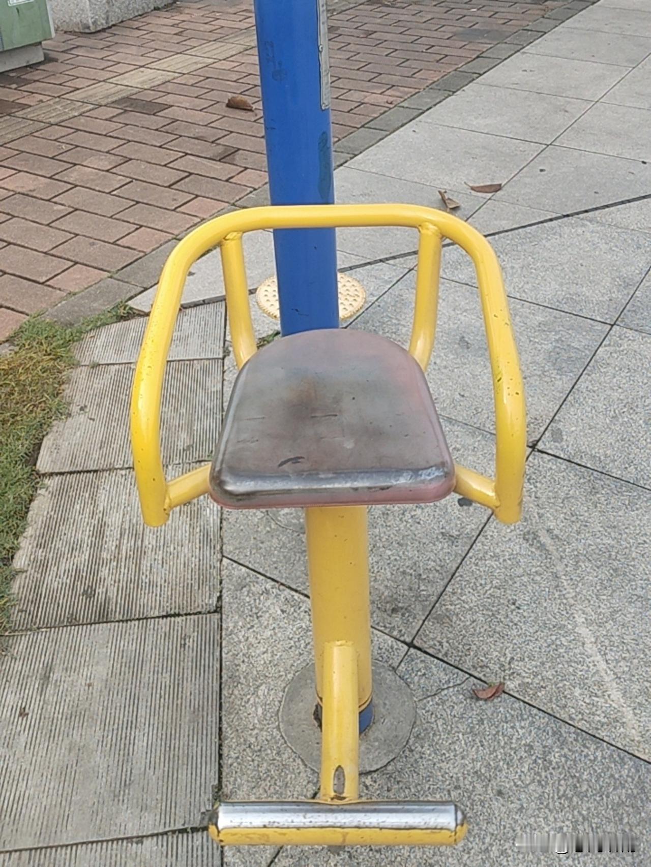 公共健身器材妙用，亲身自愈耳石症真实经历
 
很多人小看广场公共健身器材，其实这