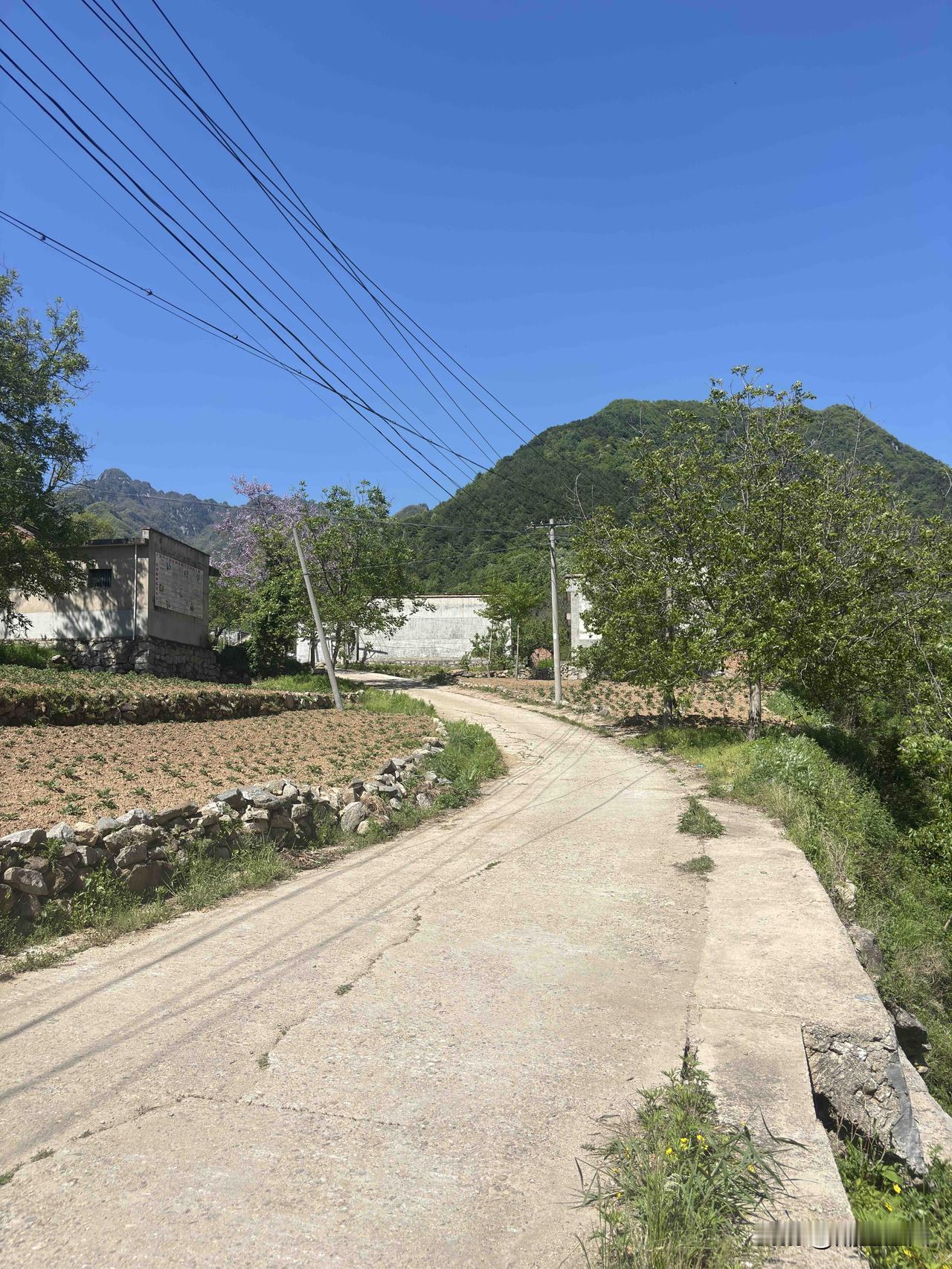 蓝田扇车沟随拍，这里往前走，道路不是很好，有段被雨水冲毁了，这里景色看着还不错，